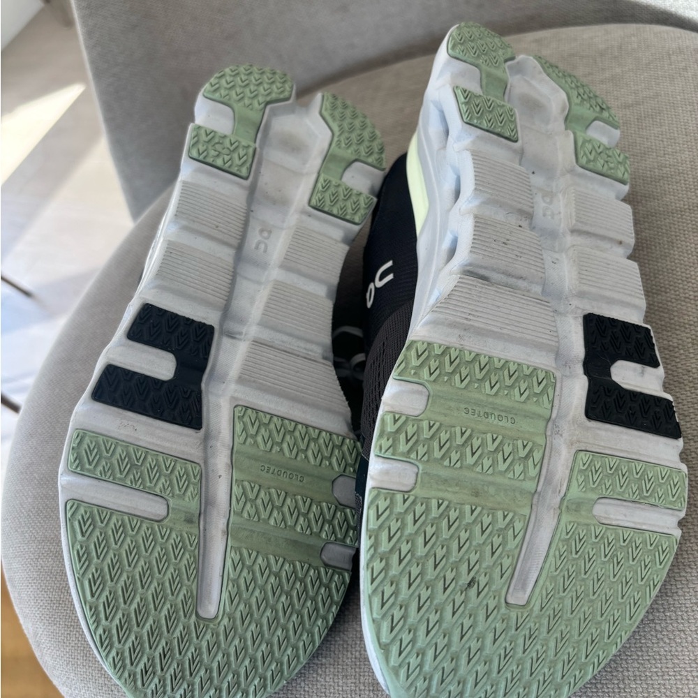 Oncloud onrunner women’s size 7.5 - Picture 4 of 5